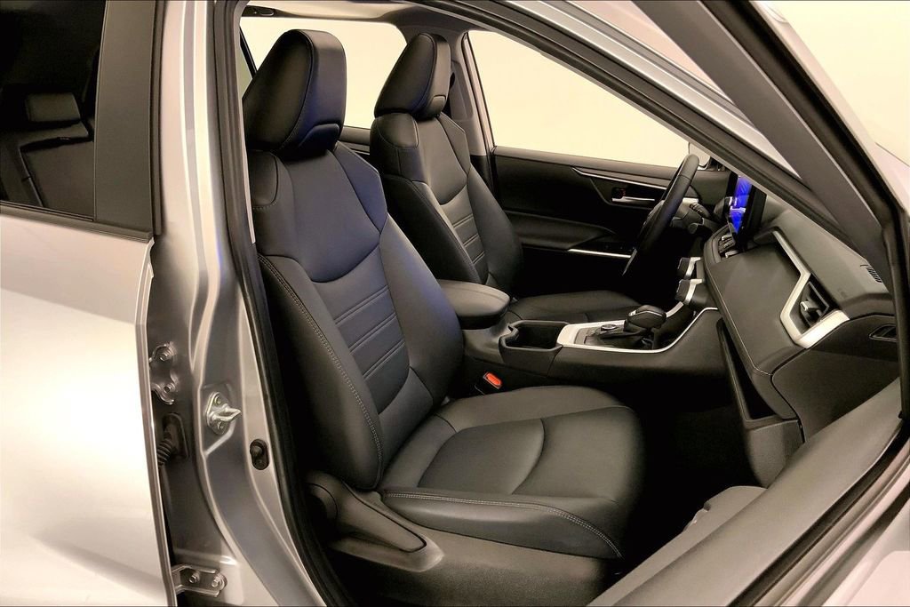 Used 2023 Toyota RAV4 XLE Premium image 6