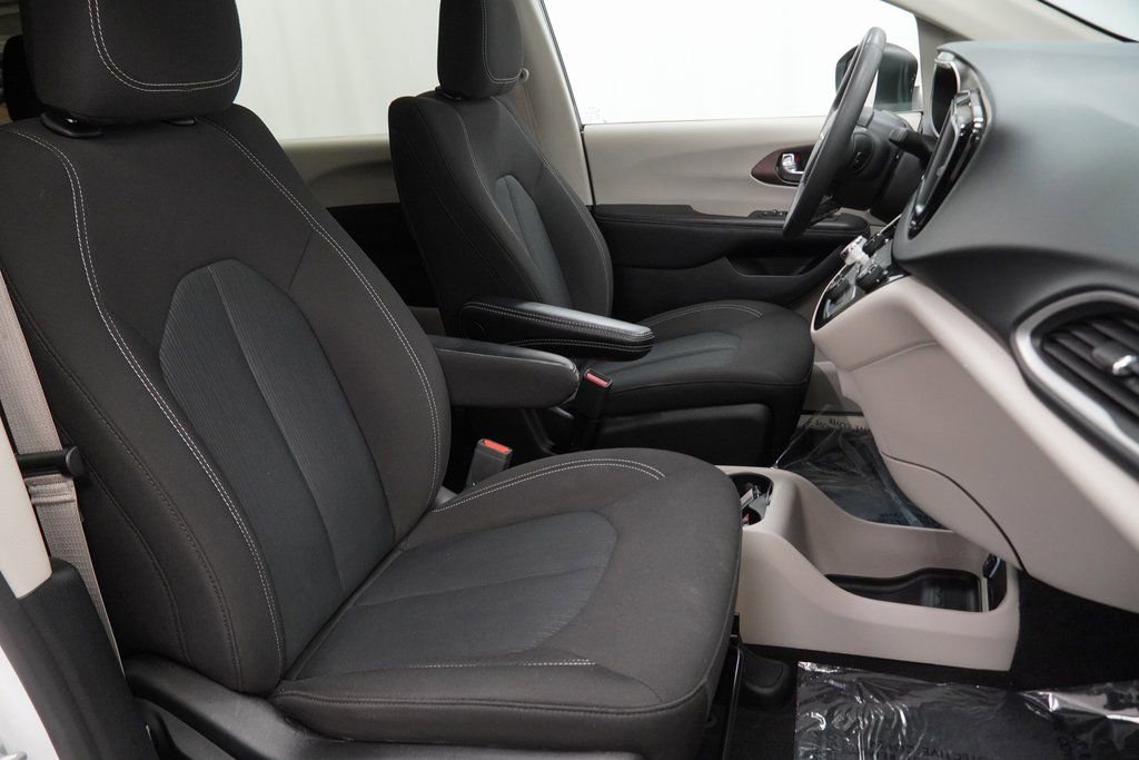 Used 2023 Chrysler Voyager LX image 42