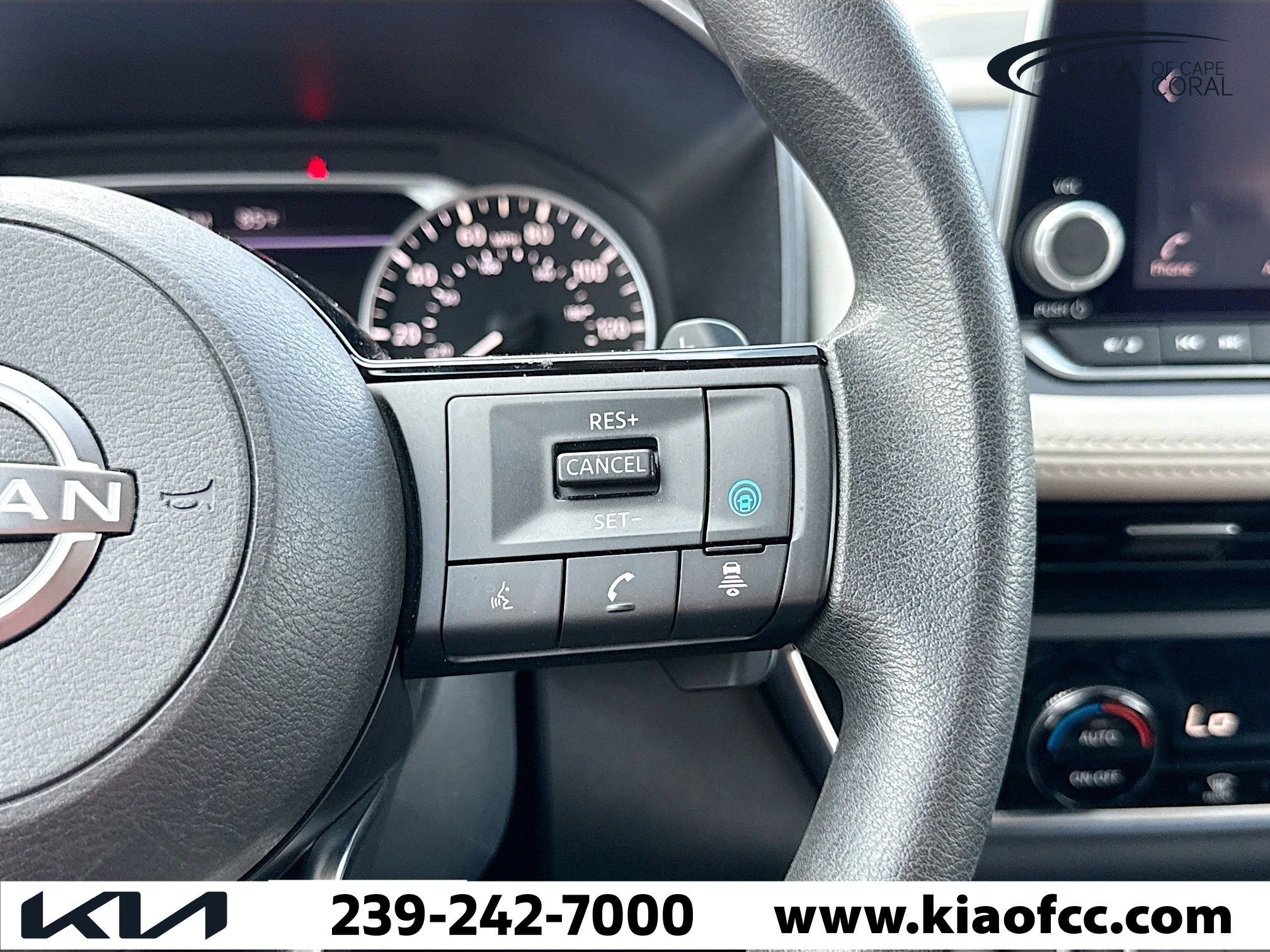 Used 2023 Nissan Rogue SV image 34