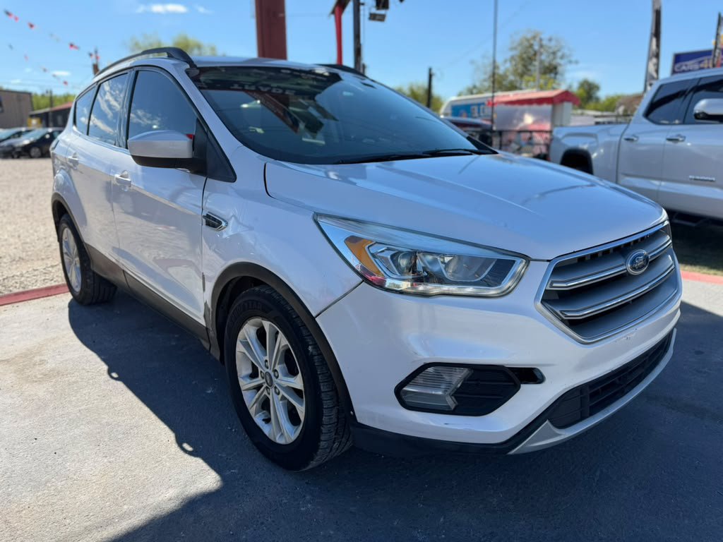 Used 2017 Ford Escape SE w/ Equipment Group 201A FWD image 3