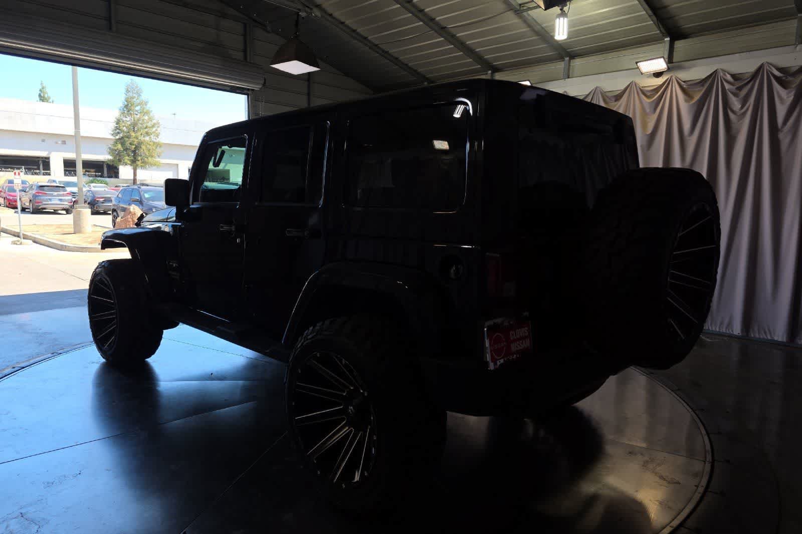 Used 2017 Jeep Wrangler Unlimited Sahara w/ Connectivity Group AWD/4WD image 7