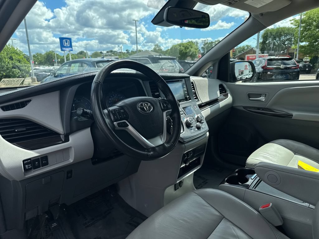 Used 2018 Toyota Sienna XLE Premium AWD/4WD image 14
