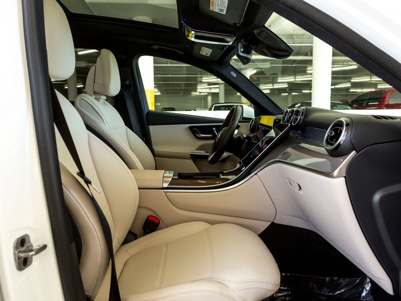 Used 2025 Mercedes-Benz GLC 300 image 28