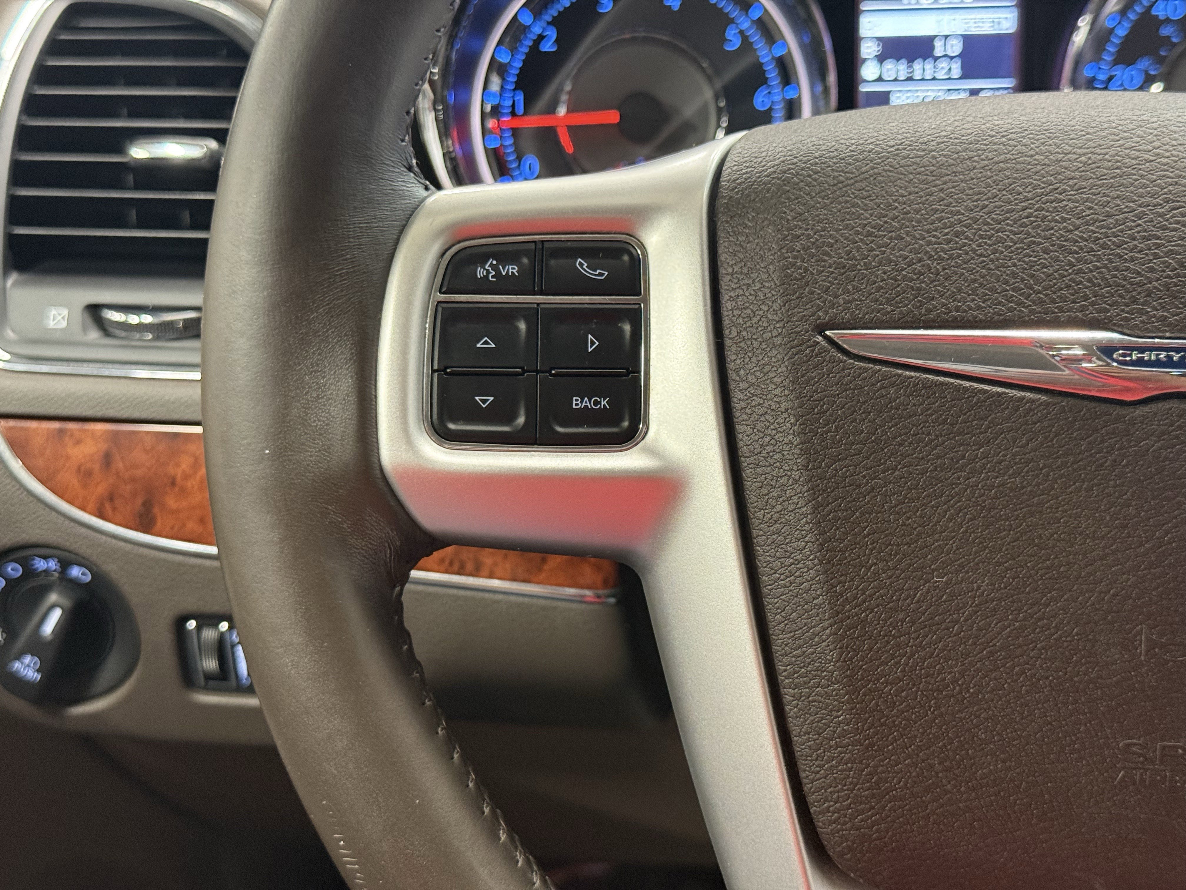 Used 2014 Chrysler Town & Country Touring-L image 24