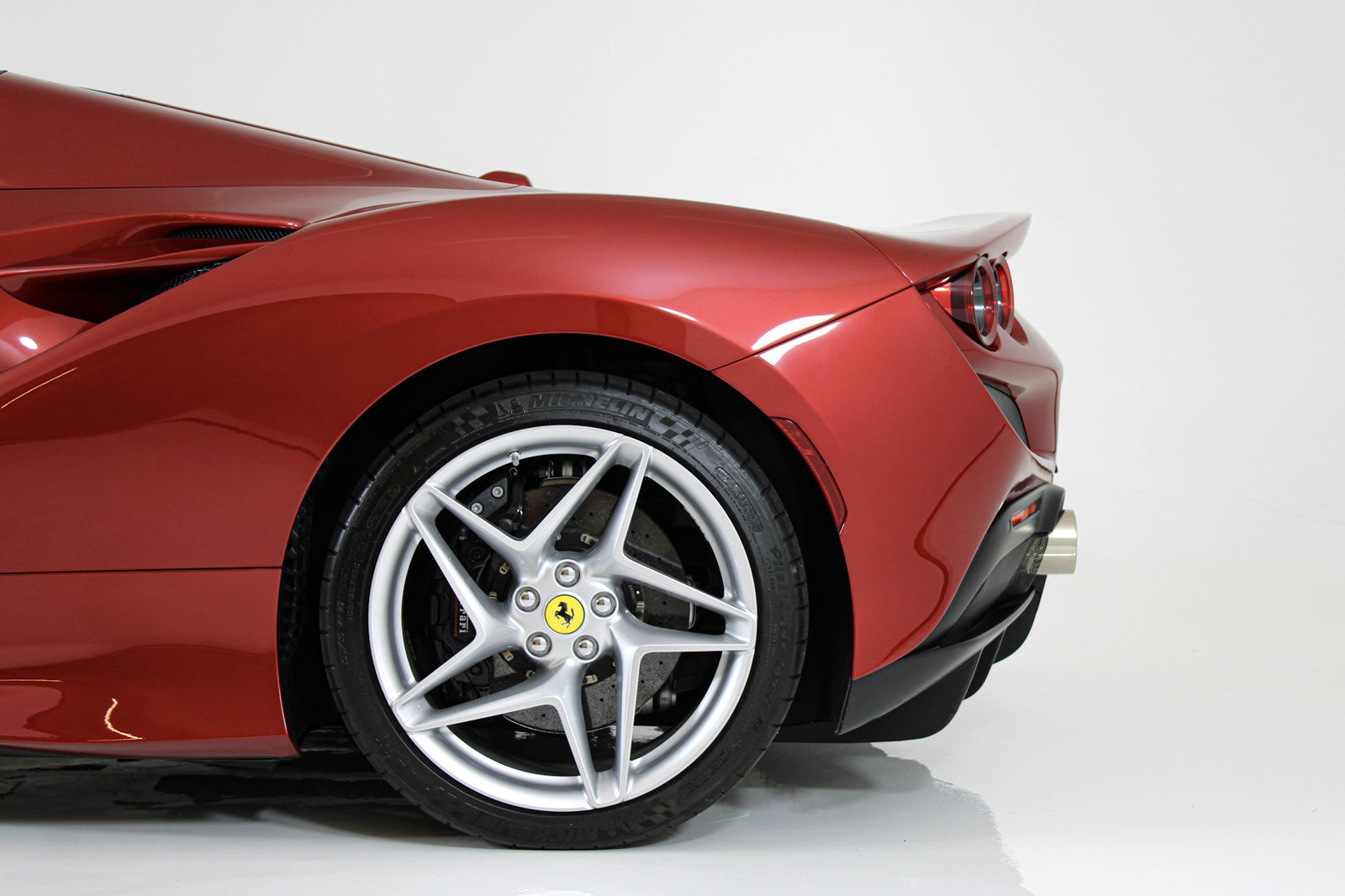 Certified 2023 Ferrari F8 Tributo RWD image 5