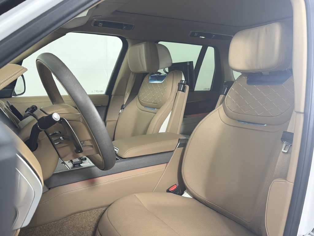 New 2027 Land Rover Range Rover SV AWD/4WD image 5