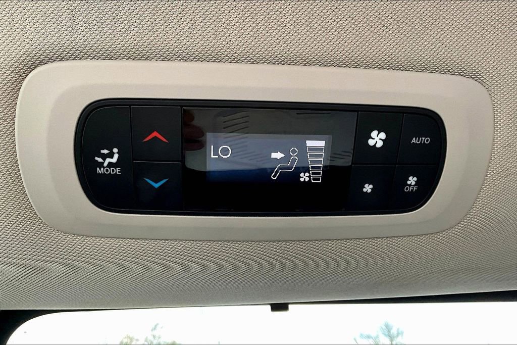 Used 2023 Chrysler Pacifica Touring-L image 11