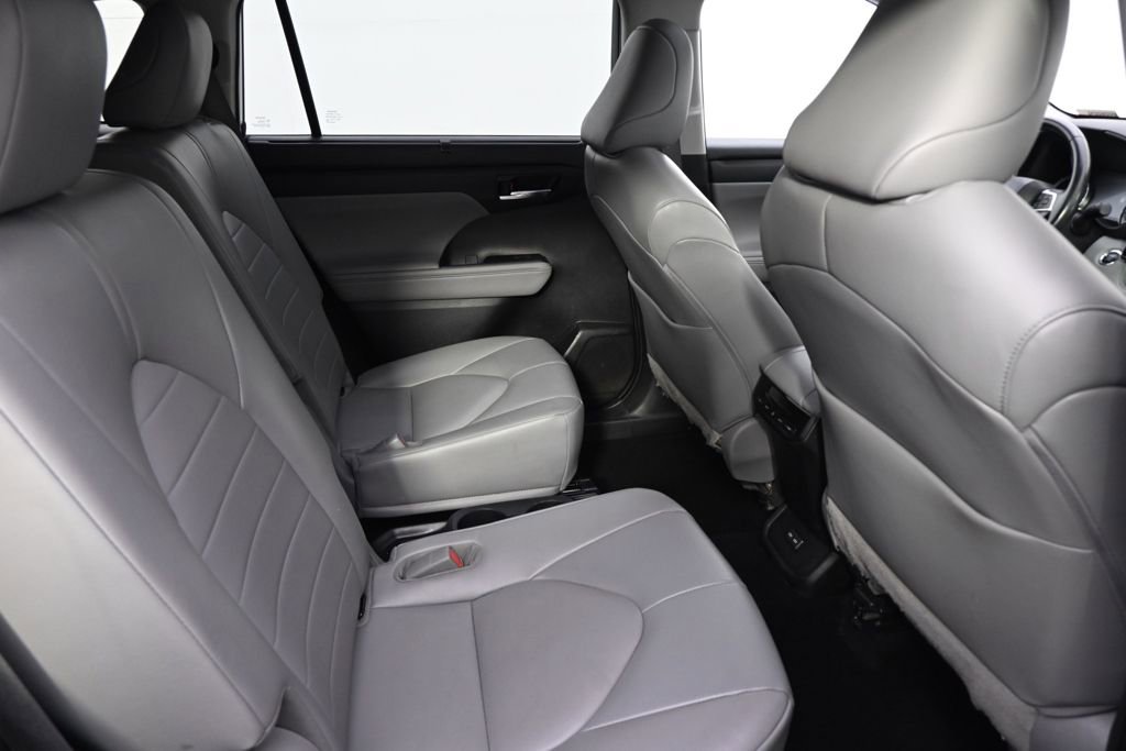 Used 2022 Toyota Highlander XLE image 18