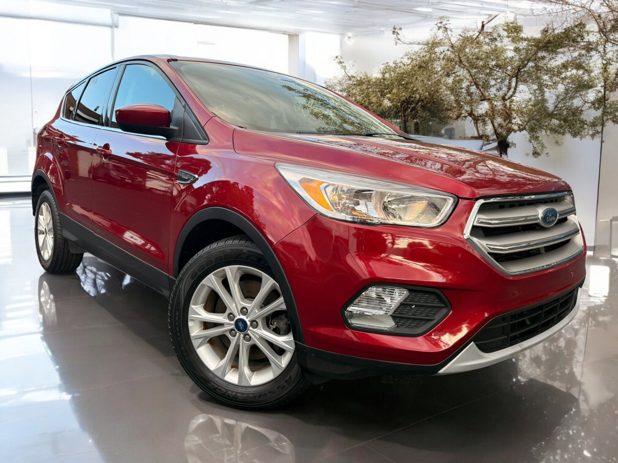 Used 2017 Ford Escape SE image 2