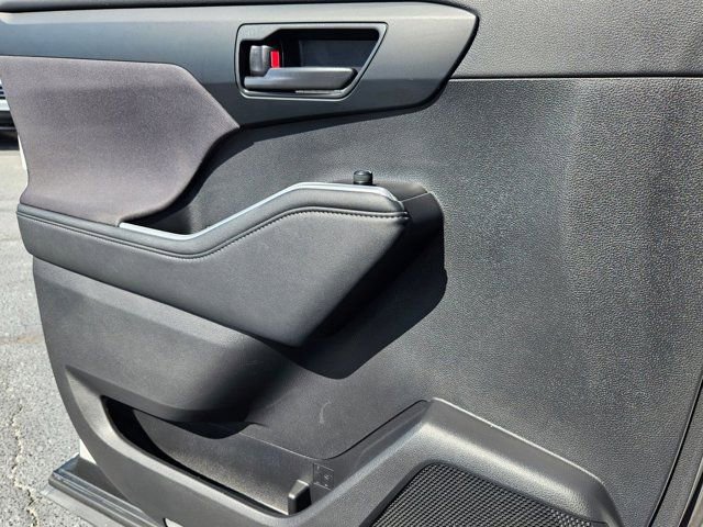 Used 2024 Toyota Highlander LE image 11