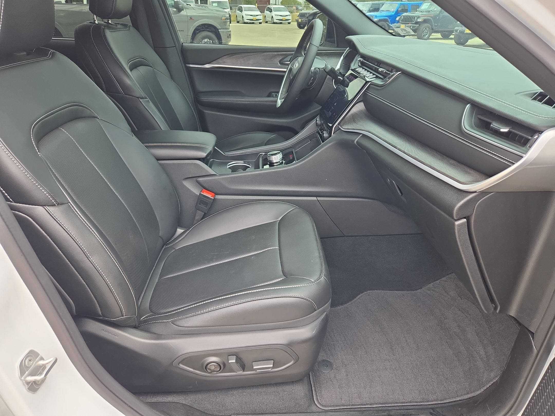 Used 2025 Jeep Grand Cherokee L Limited w/ Luxury Tech Group II RWD image 27