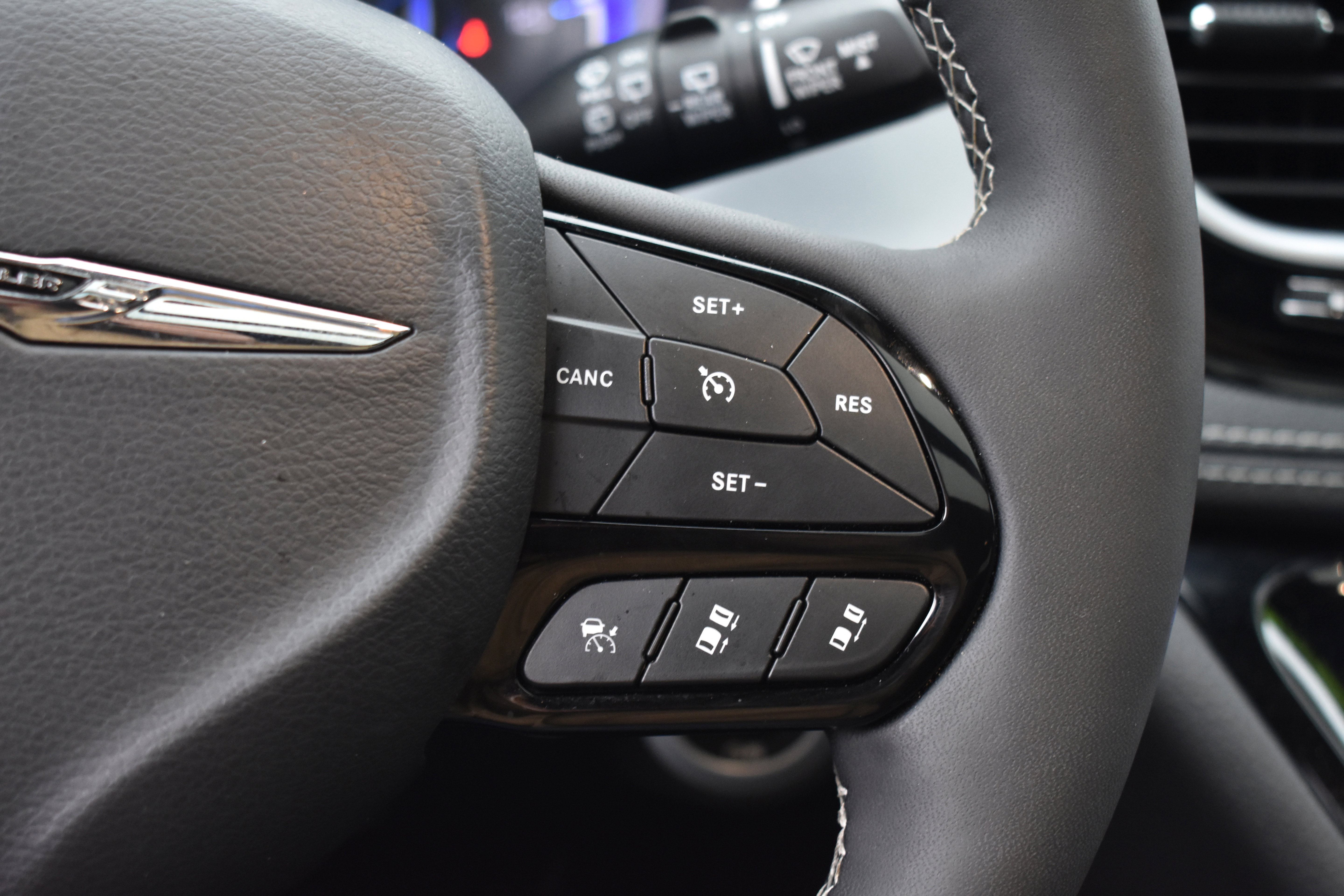 Used 2025 Chrysler Pacifica Limited image 14