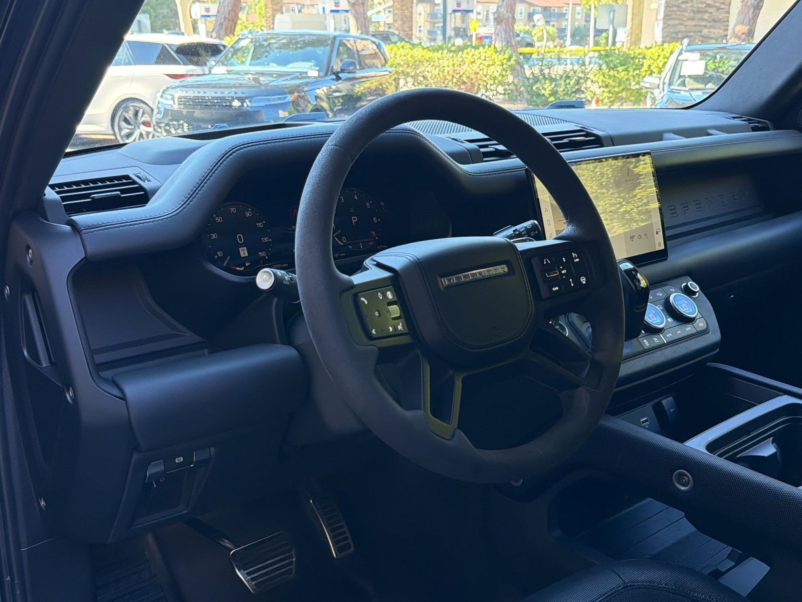 Used 2024 Land Rover Defender 110 V8 AWD/4WD image 4