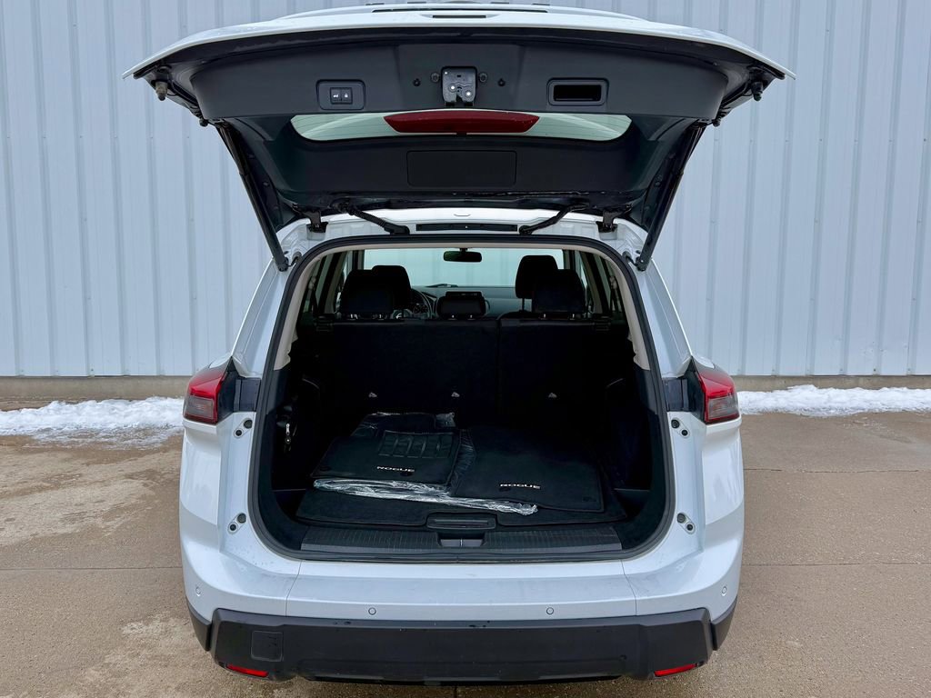 Used 2024 Nissan Rogue SV image 15