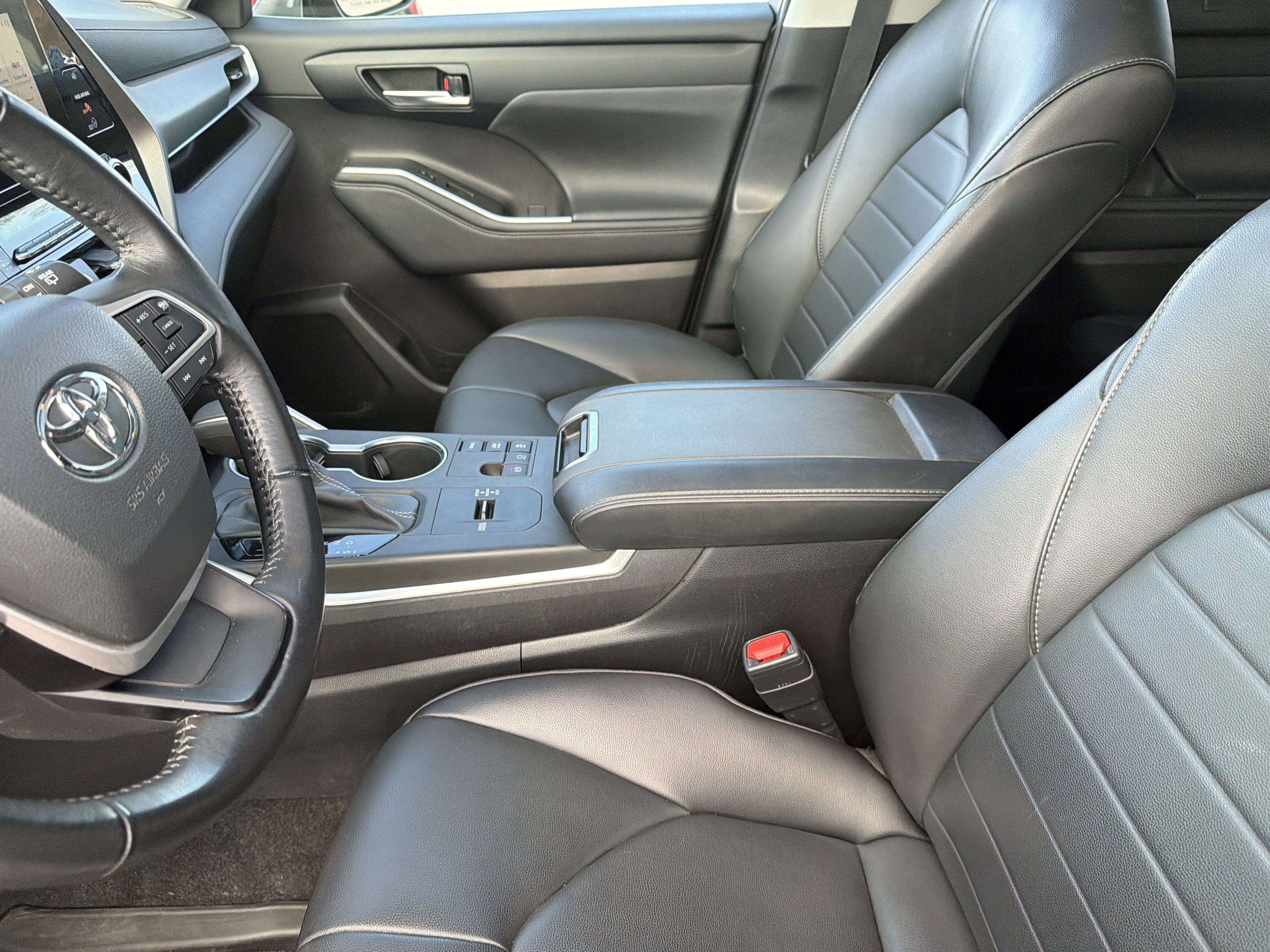 Used 2023 Toyota Highlander XLE AWD/4WD image 17