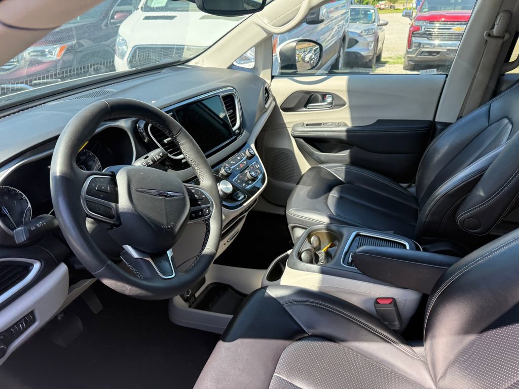 Used 2023 Chrysler Pacifica Touring-L FWD image 25