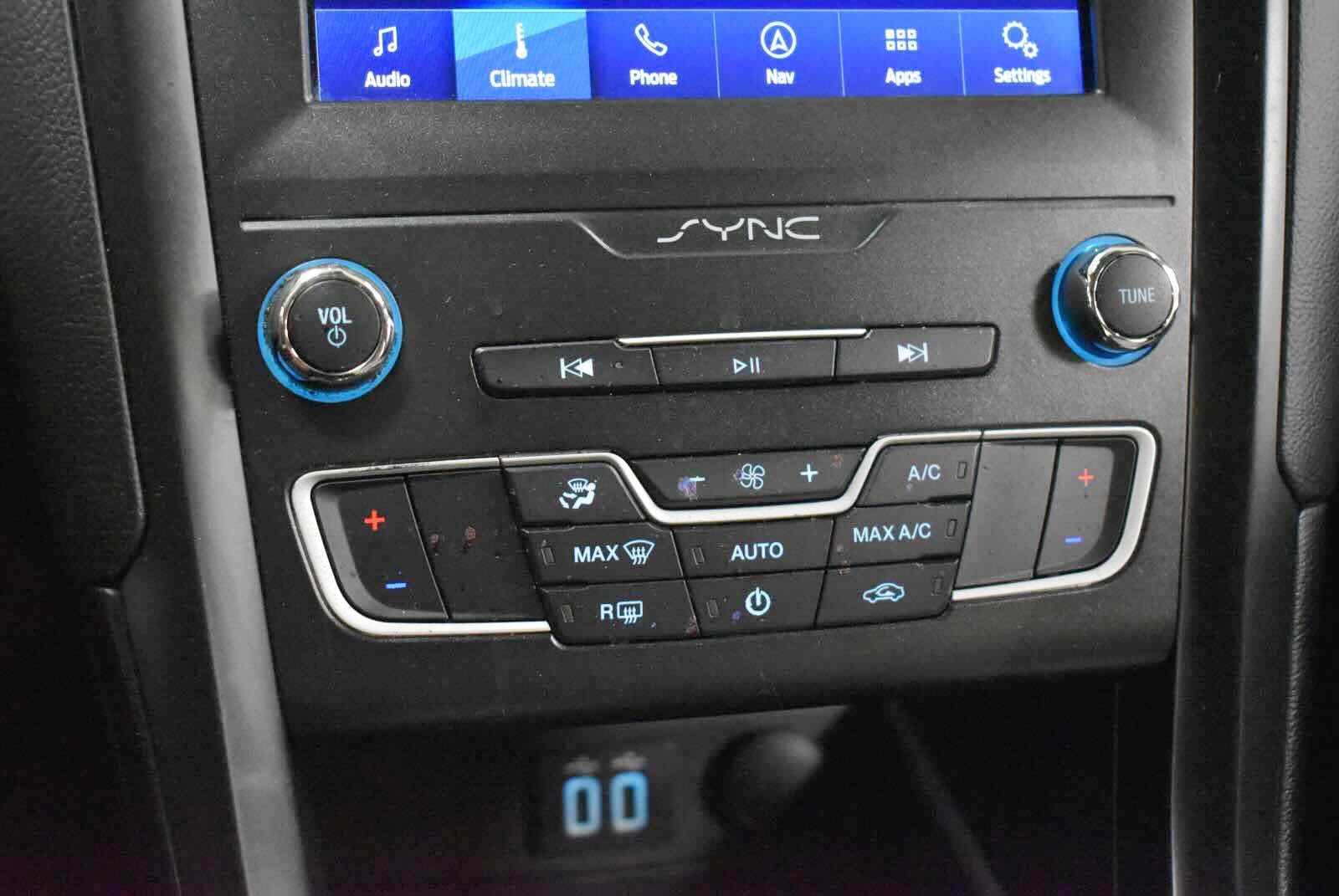 Used 2020 Ford Fusion SE w/ Equipment Group 151A FWD image 25