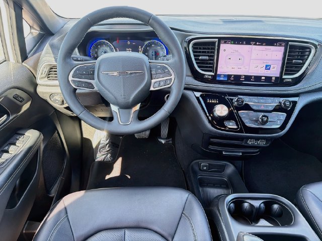 Used 2025 Chrysler Pacifica Select FWD image 23