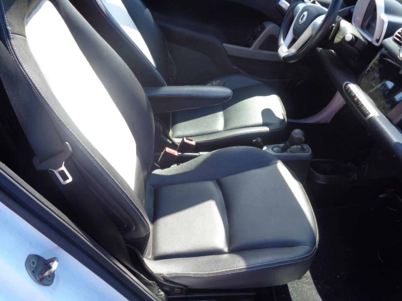 Used 2013 smart fortwo passion RWD image 12