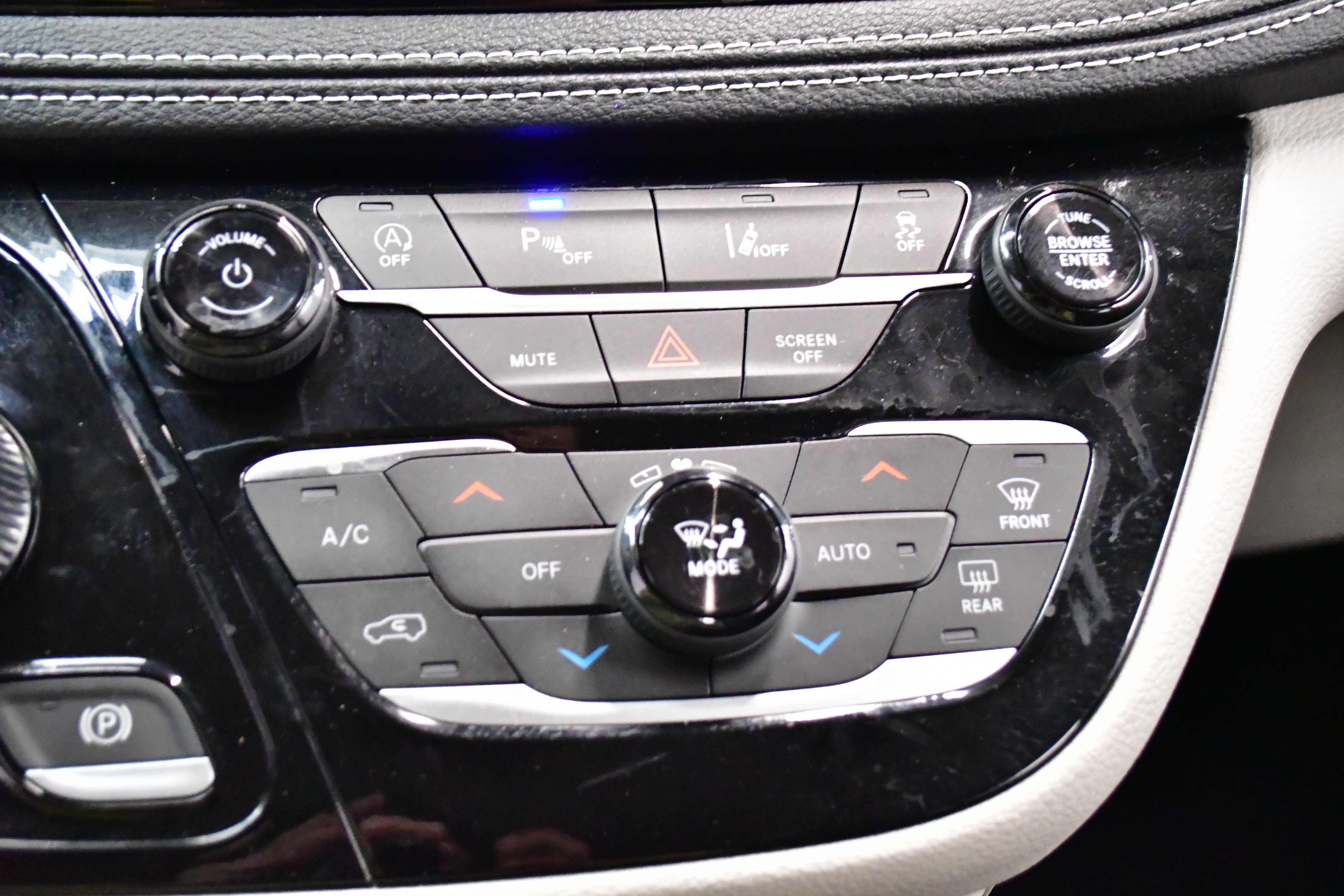 Used 2023 Chrysler Pacifica Touring-L w/ Uconnect Theater Family Group FWD image 31