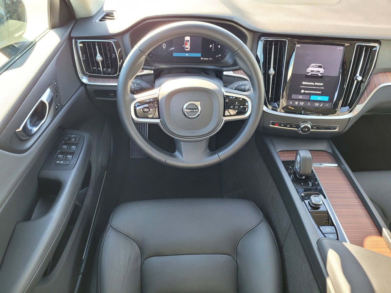 Used 2025 Volvo V60 B5 Cross Country Plus image 13