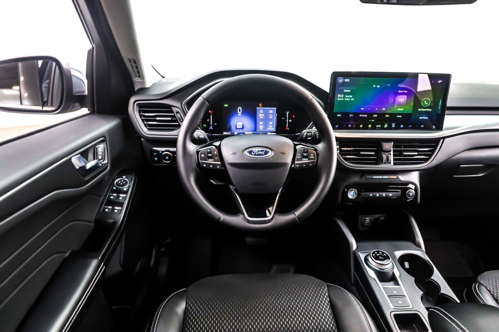 Used 2025 Ford Escape SE w/ Class II Trailer Tow Package image 5