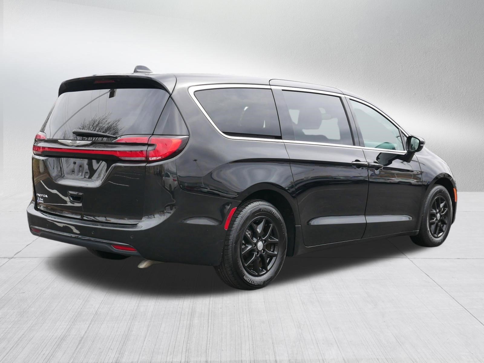 Used 2024 Chrysler Pacifica Touring-L FWD image 7