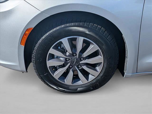 Used 2024 Chrysler Pacifica Select image 21