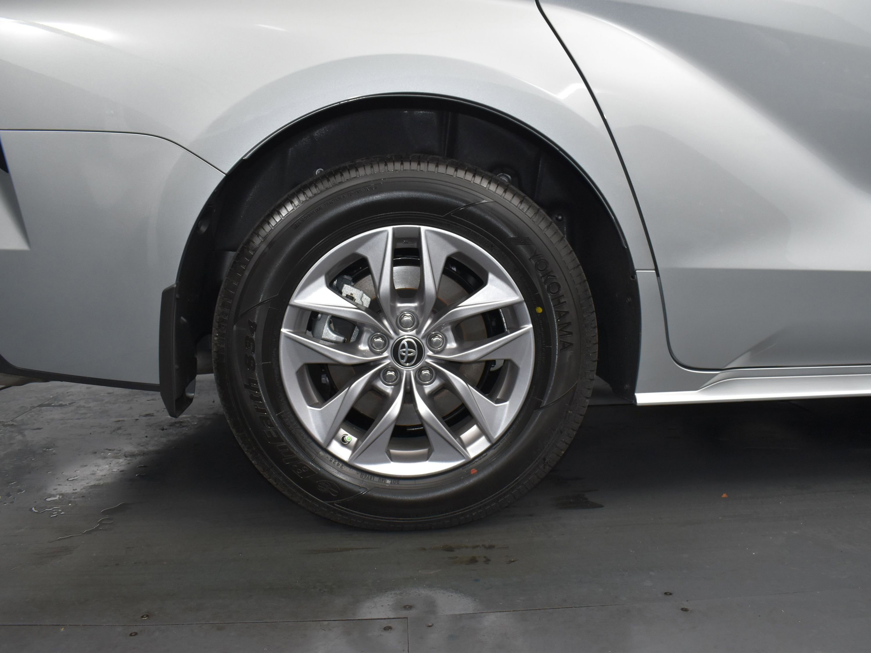Used 2025 Toyota Sienna XLE FWD image 9