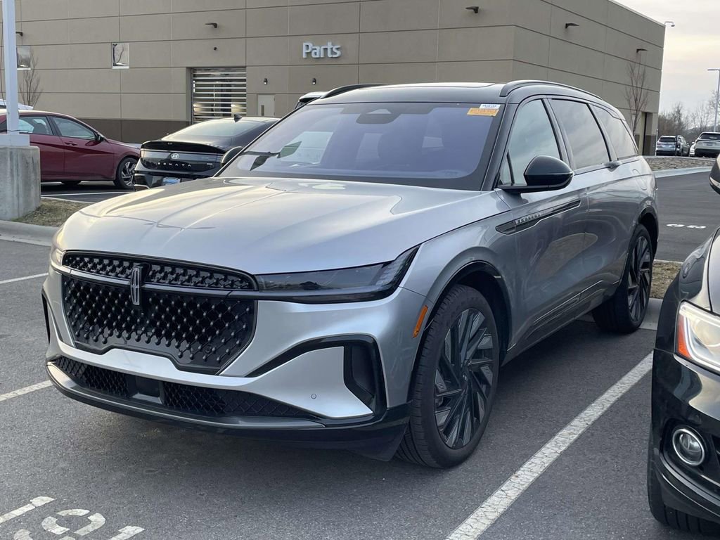 Used 2025 Lincoln Nautilus Reserve image 3