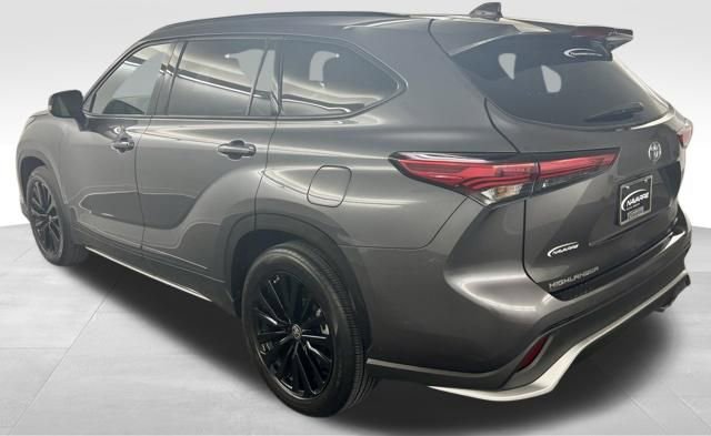 Used 2023 Toyota Highlander XSE FWD image 6