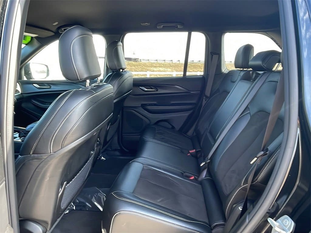 Used 2023 Jeep Grand Cherokee Altitude image 18