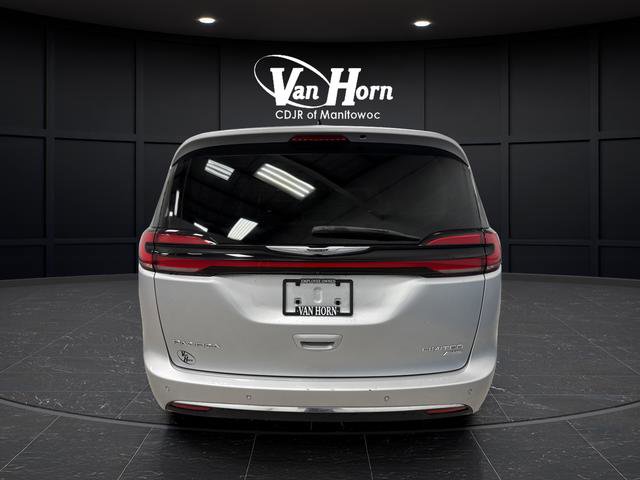 Used 2023 Chrysler Pacifica Limited w/ Uconnect Theater Family Group image 15
