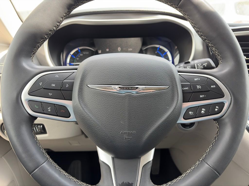 Used 2023 Chrysler Pacifica Touring-L image 20
