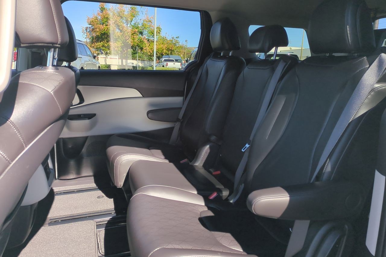 Certified 2024 Kia Carnival LX image 21