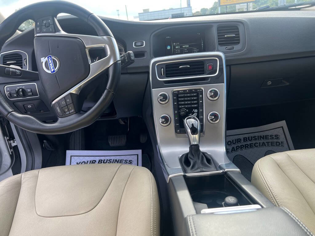 Used 2017 Volvo V60 T5 Premier w/ Convenience Package image 13