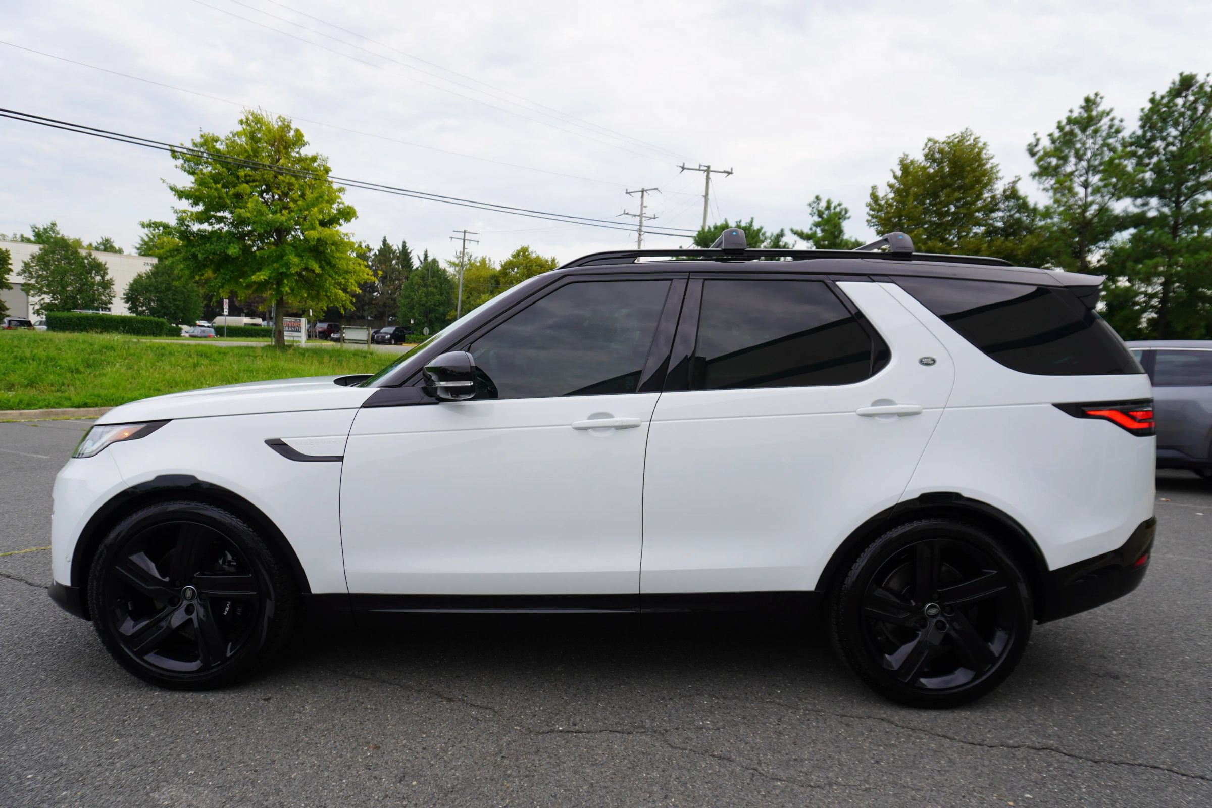 Used 2024 Land Rover Discovery Metropolitan Edition AWD/4WD image 4
