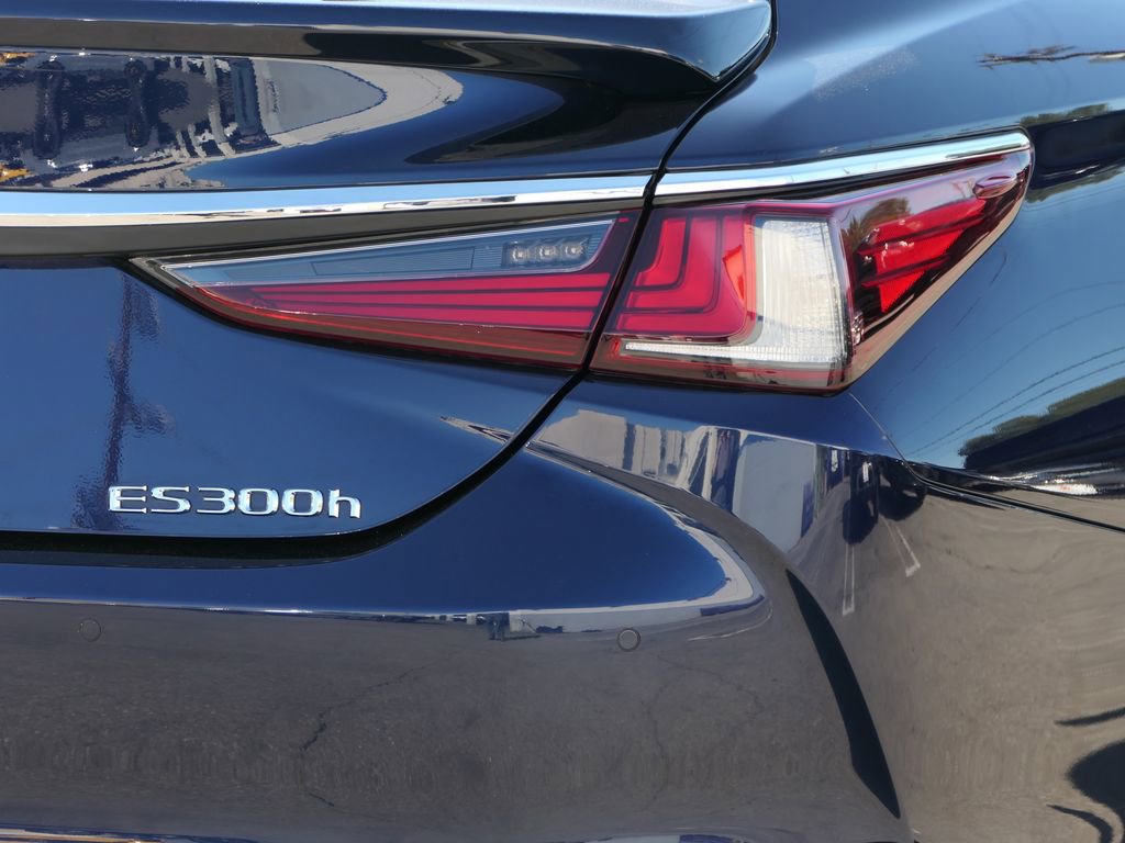 Used 2025 Lexus ES 300h w/ Premium Package image 5