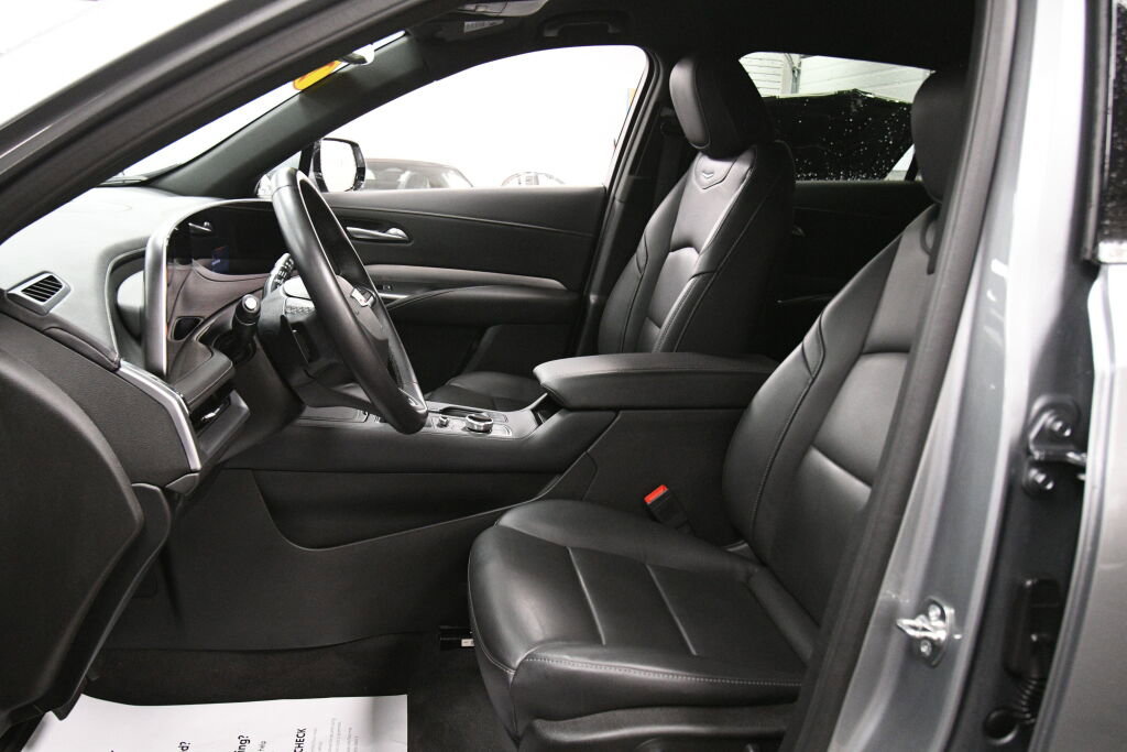 Used 2025 Cadillac XT4 Premium Luxury image 9