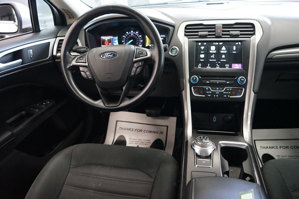 Used 2018 Ford Fusion SE w/ Fusion SE Technology Package FWD image 9