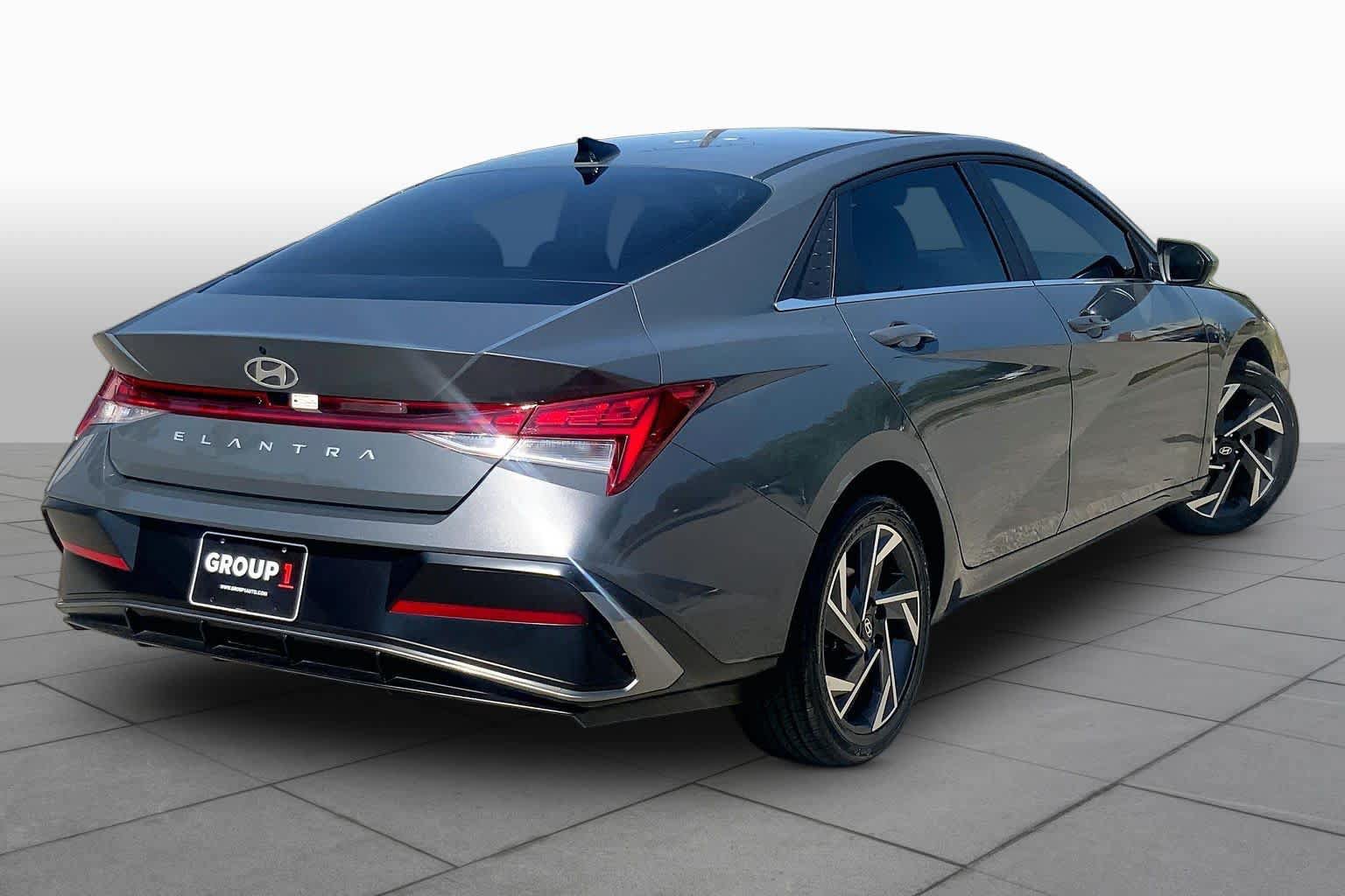 Used 2025 Hyundai Elantra SEL FWD image 12