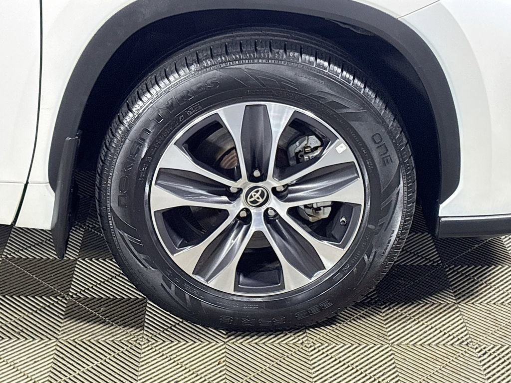 Used 2020 Toyota Highlander XLE image 24