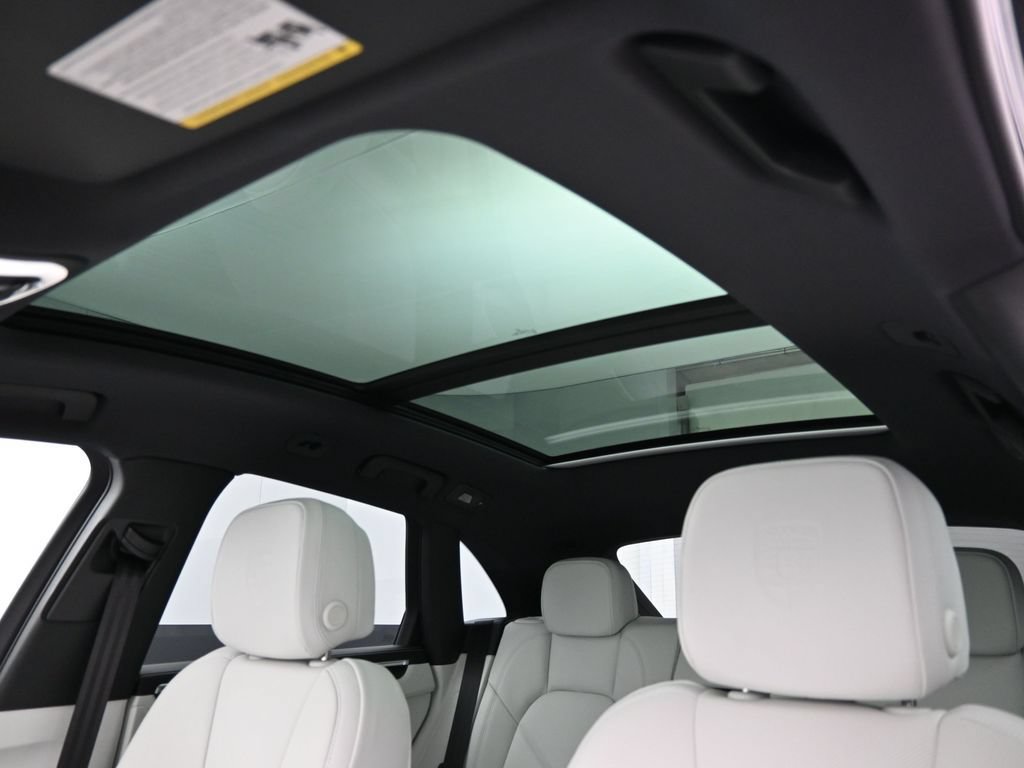 Certified 2026 Porsche Macan AWD/4WD image 14