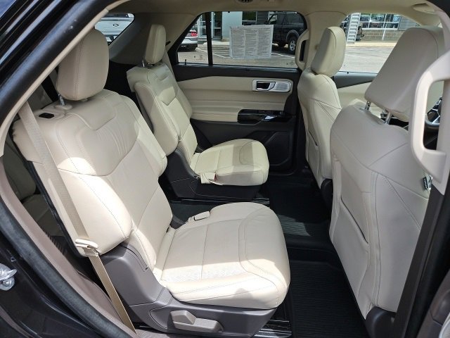 Used 2023 Ford Explorer Platinum w/ Technology Package image 12