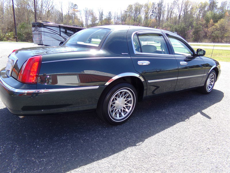 Used 2002 Lincoln Town Car Signature RWD image 6