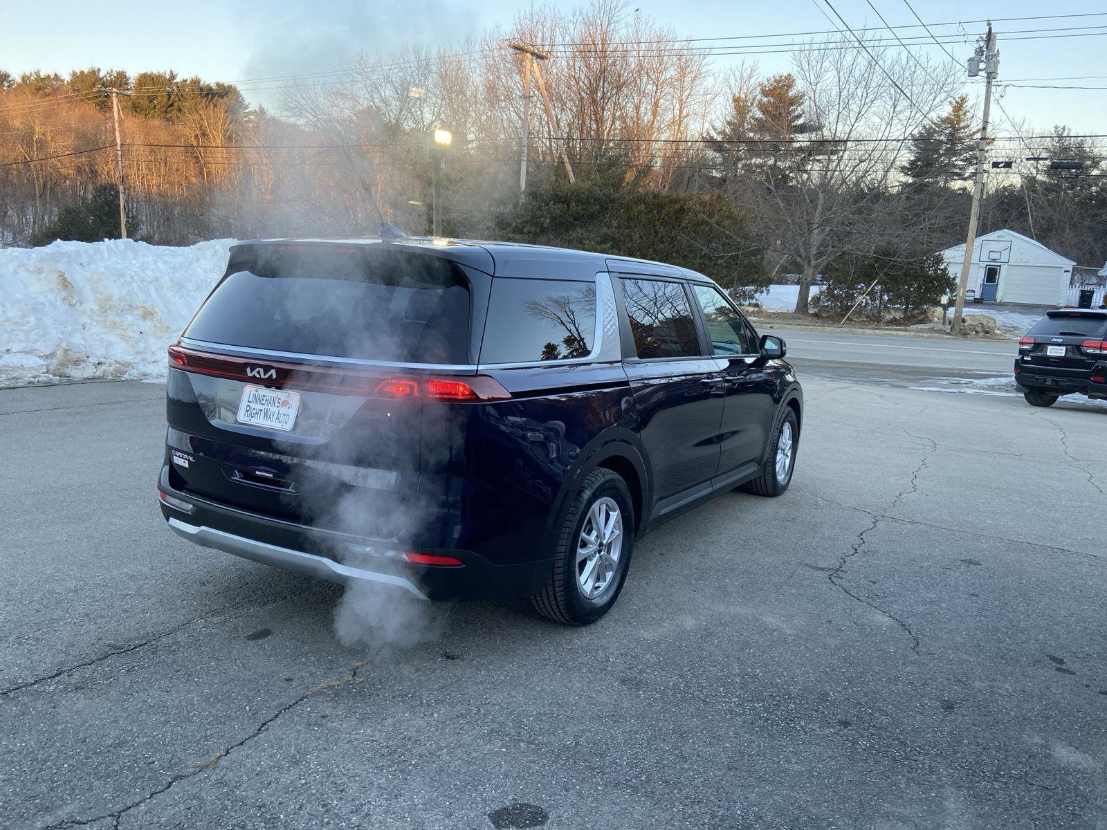 Used 2024 Kia Carnival LX image 5