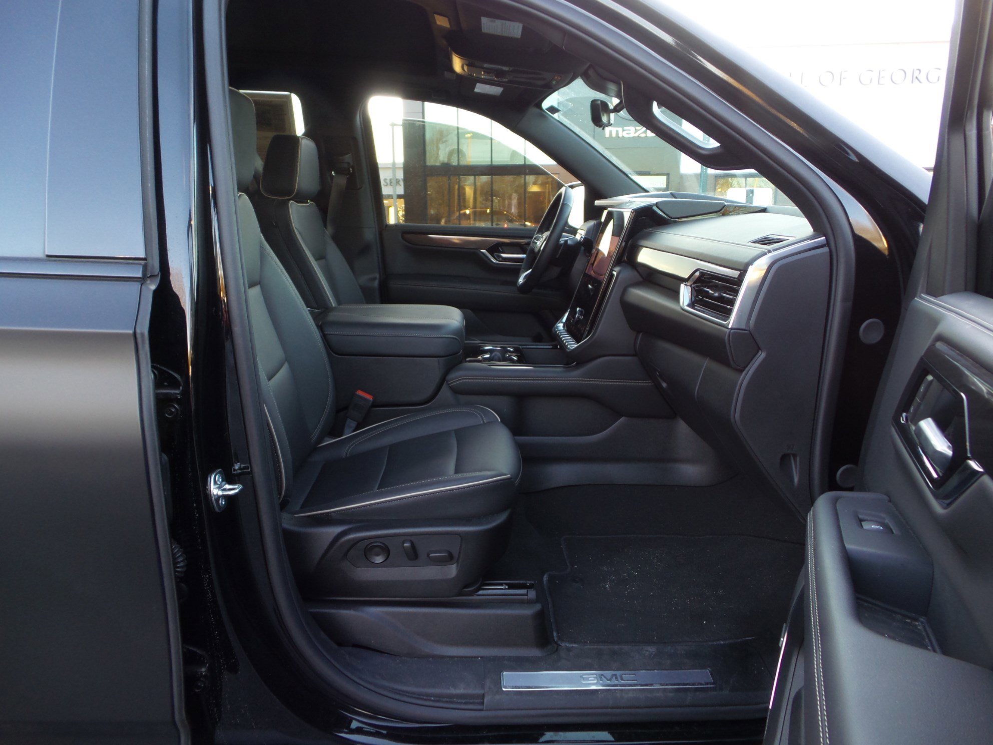 Used 2025 GMC Yukon Elevation image 39