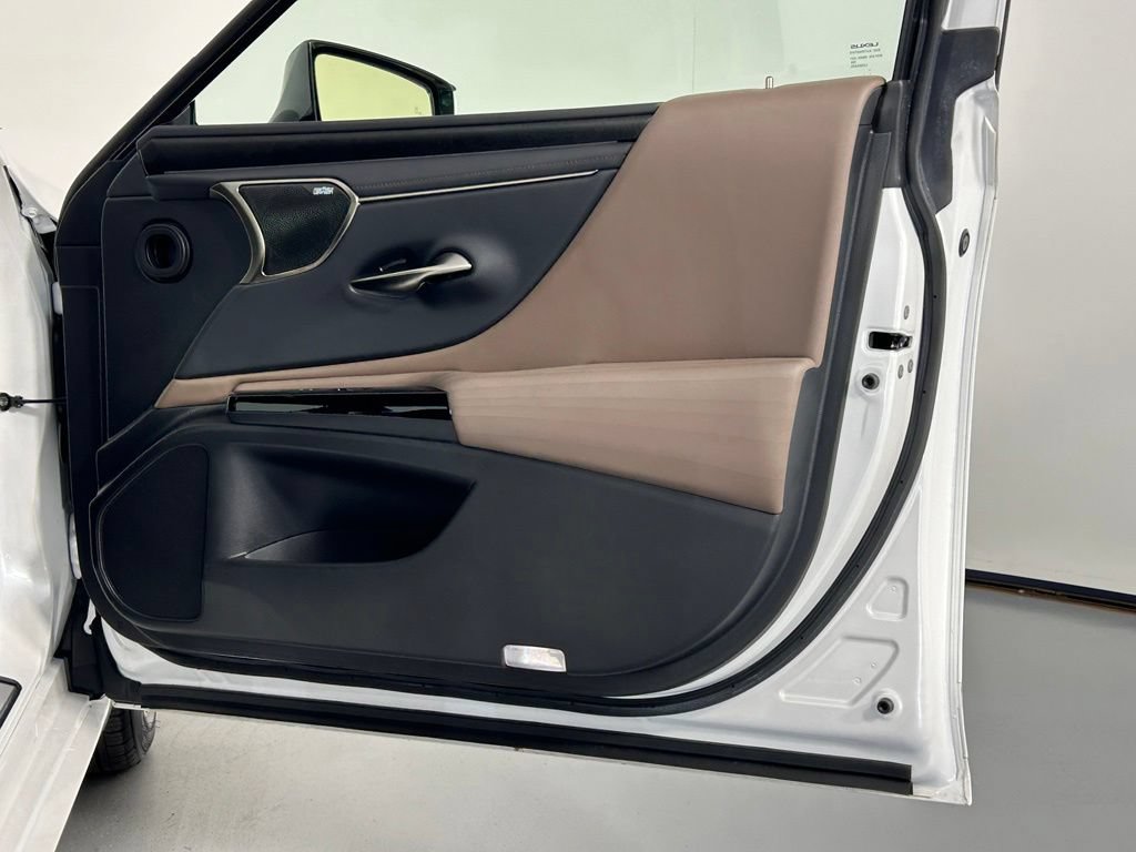 Used 2022 Lexus ES 300h w/ Luxury Package FWD image 10
