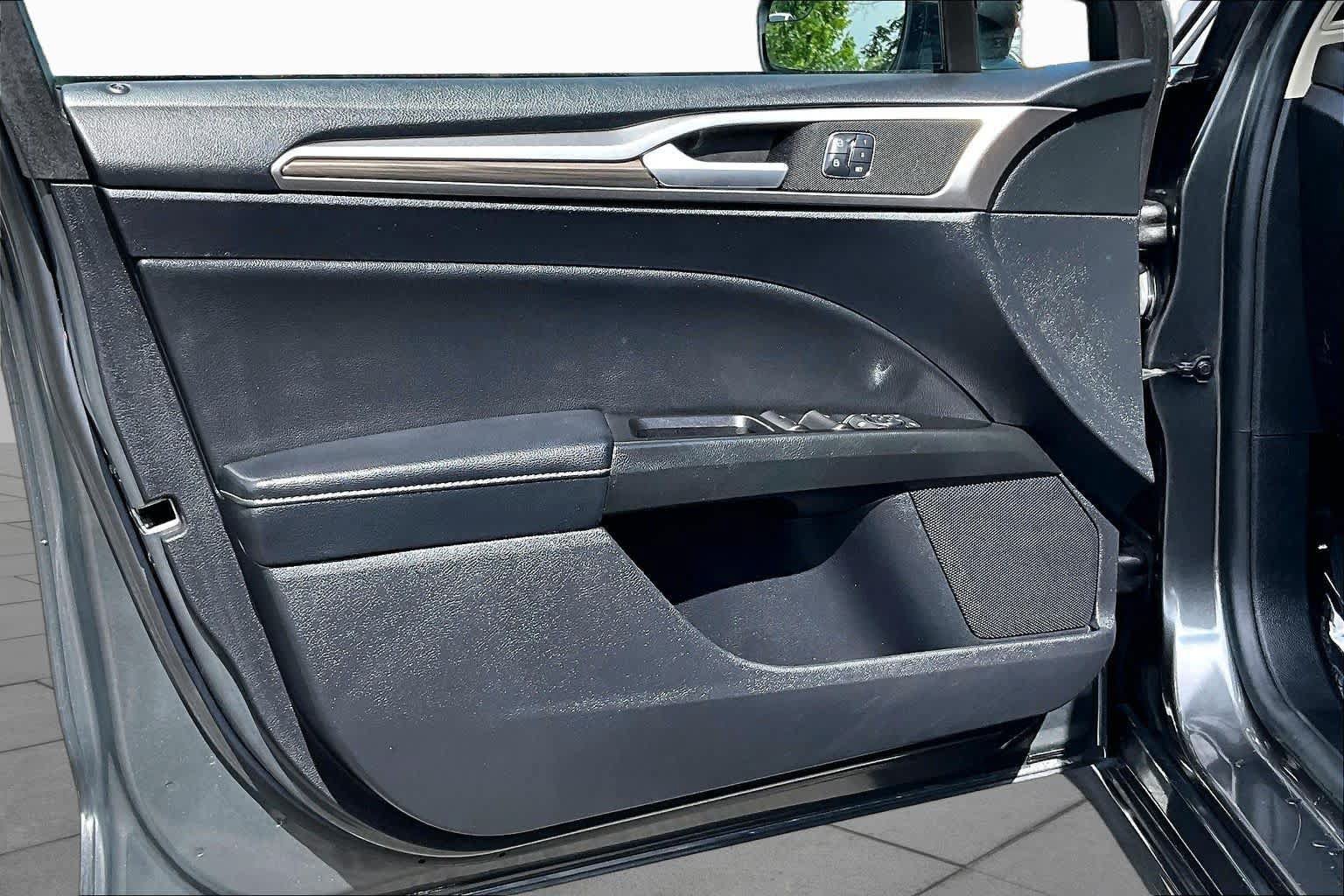 Used 2018 Ford Fusion SE w/ Fusion SE Technology Package FWD image 22