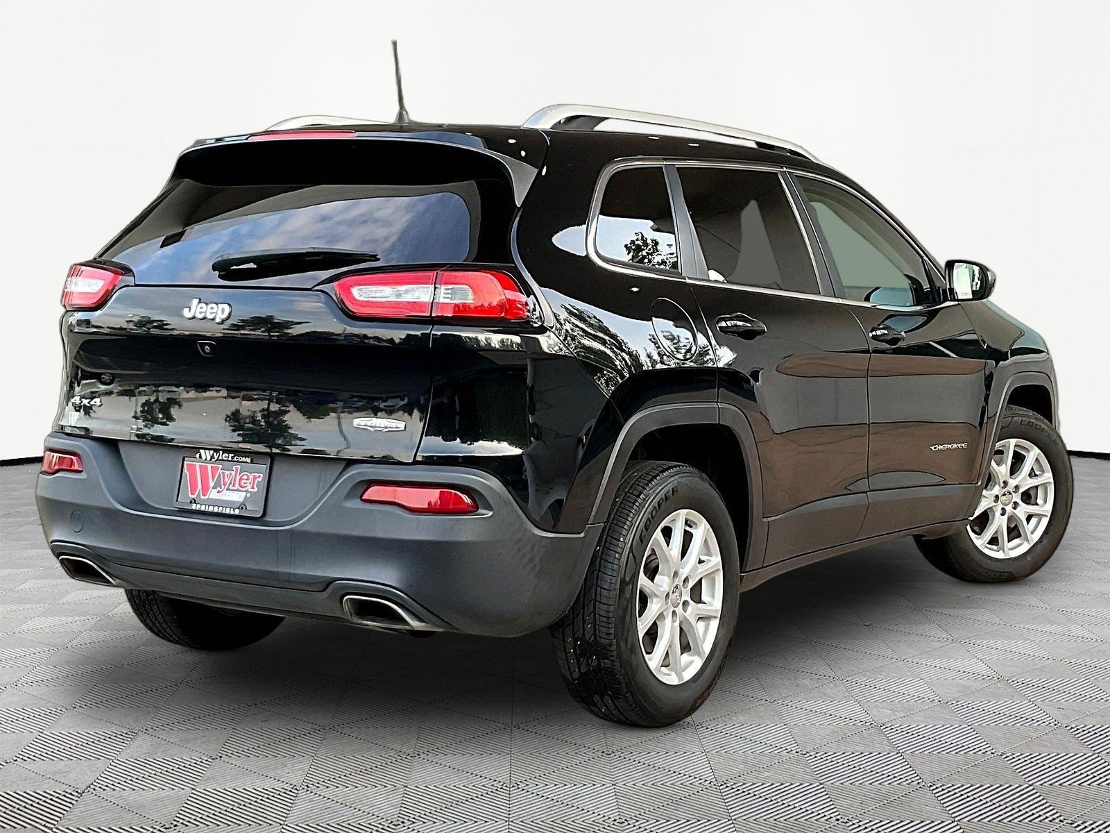 Used 2017 Jeep Cherokee Latitude w/ Cold Weather Group AWD/4WD image 6